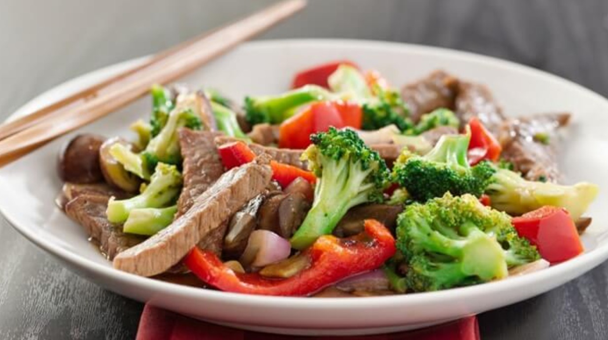 Salteado de carne de res con verduras